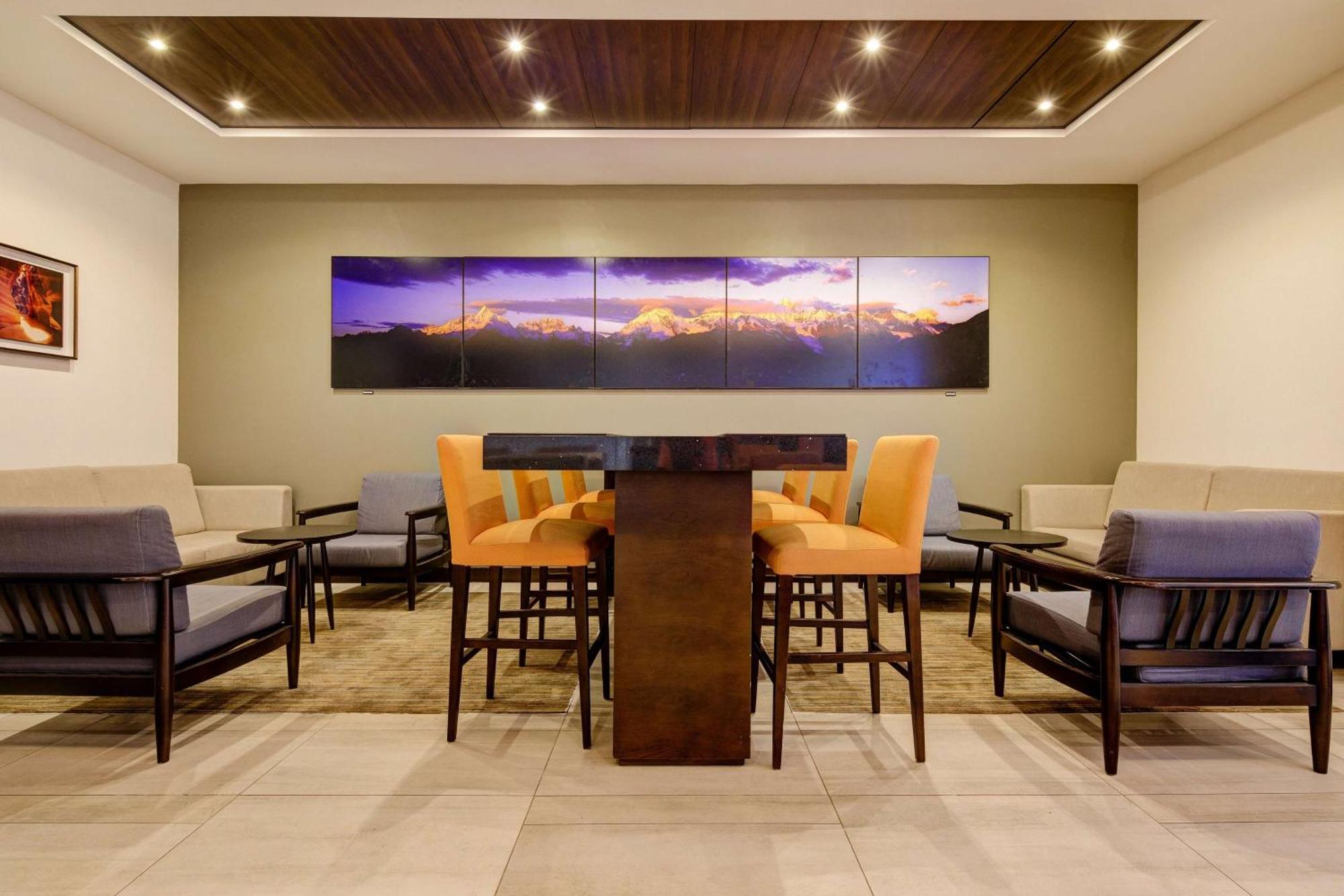 La Quinta By Wyndham Santiago Aeropuerto Hotel Exterior photo "The view of the Himalayan mountains from the hotel lobby."